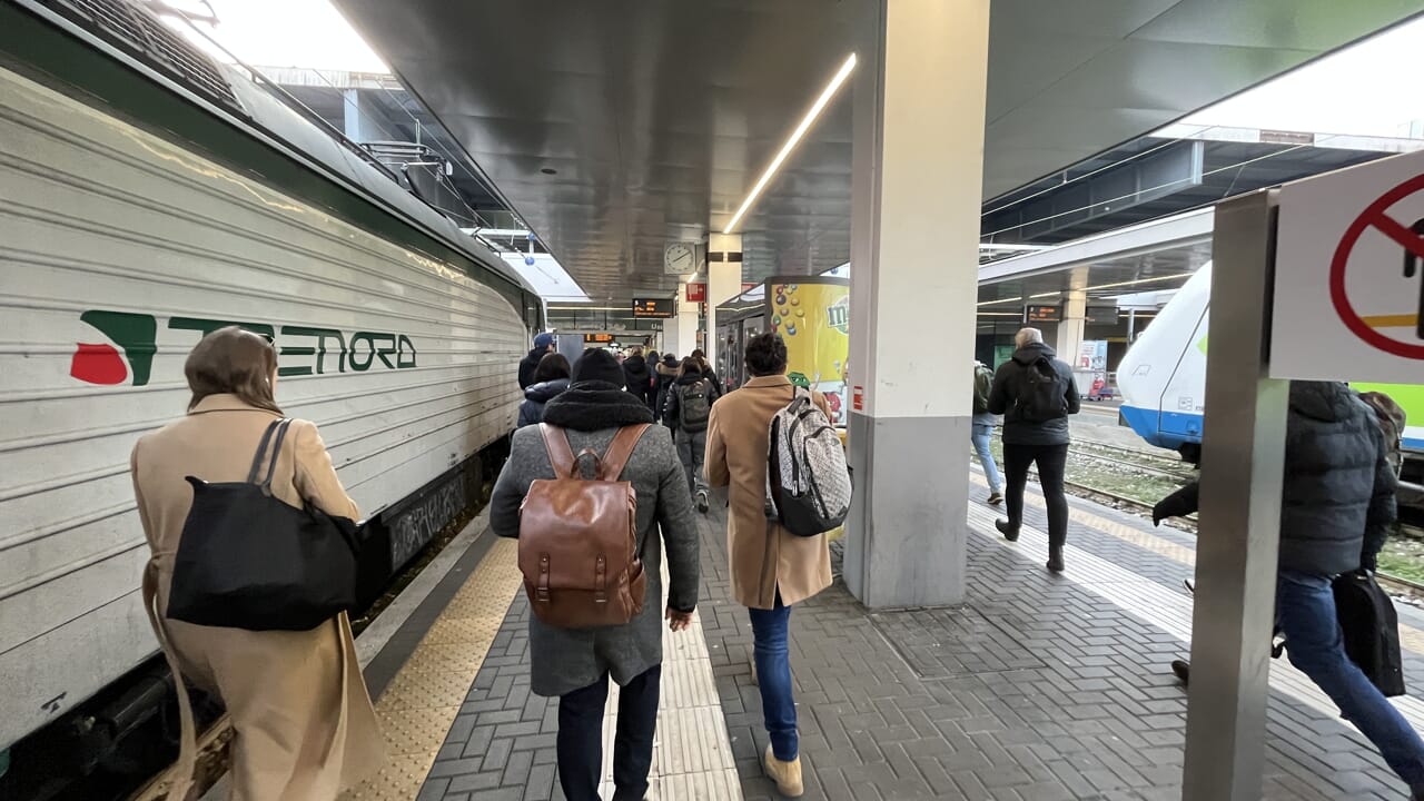 Perché ci sono maxi ritardi (e cancellazioni) sul passante ferroviario di Milano