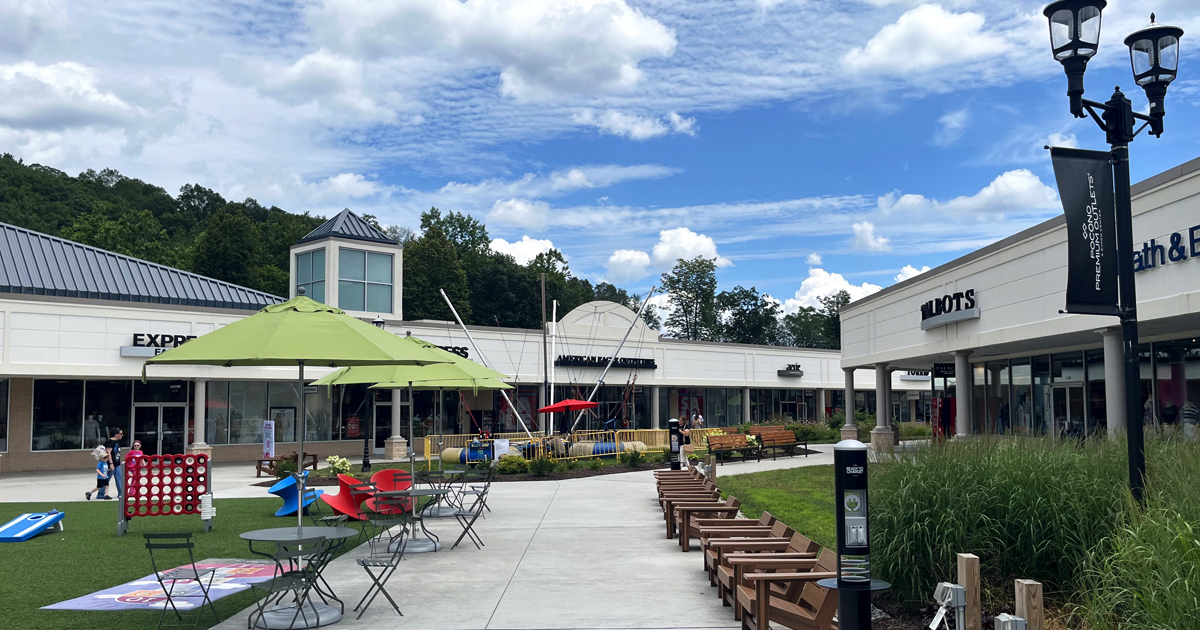 The Enormous Outlet Mall In Pennsylvania Where You Can Lose Yourself For Hours