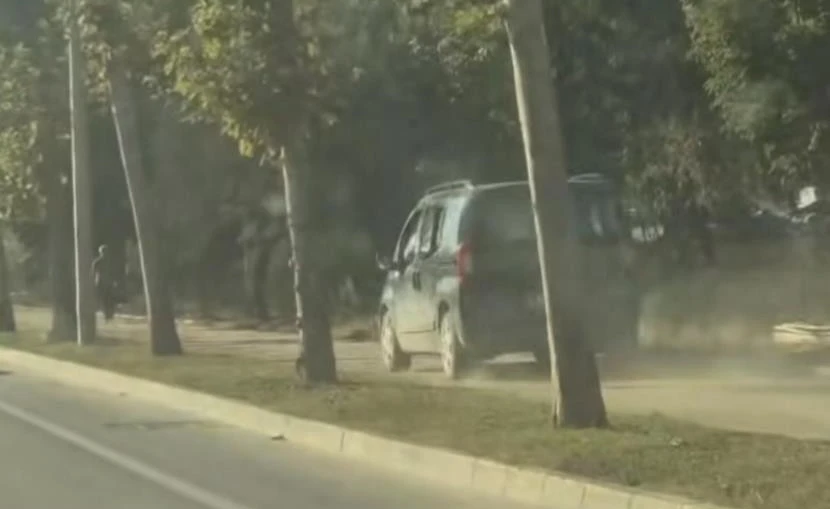 Bursa'da aracını kaldırımdan sürdü