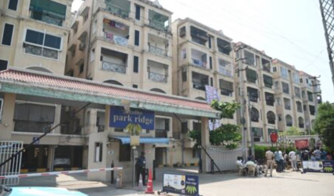 Tension mounts at Gandipet MRO office as Madhu Park Ridge residents protest Musi River land acquisition