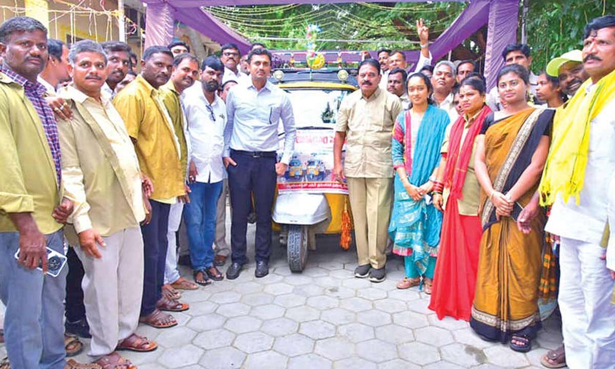 MLA distributes financial aid to auto drivers, leads rally