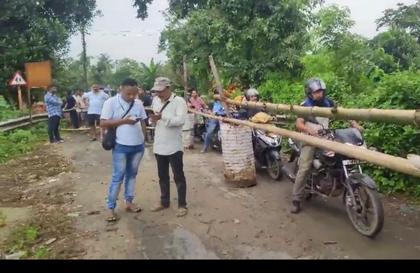 Residents Protest Over Crumbling Desang River Bridge