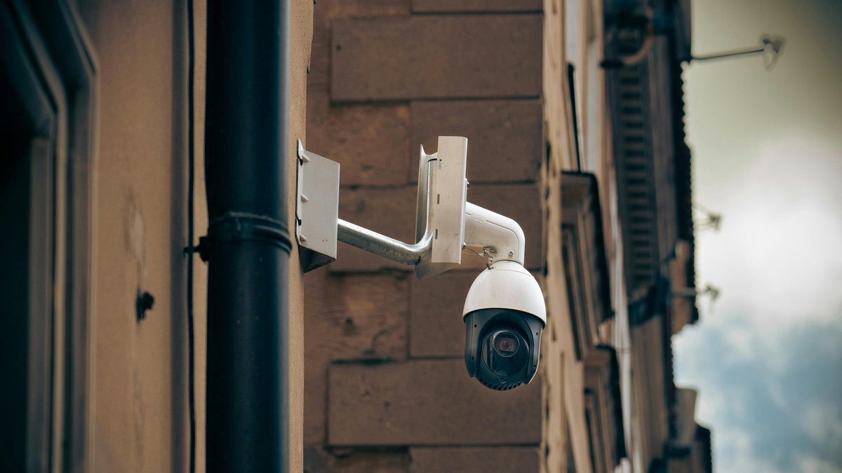 Incendie de Crans-Montana : pourquoi les images des caméras de vidéosurveillance de la ville datant du 31 décembre ont-elles été effacées ?