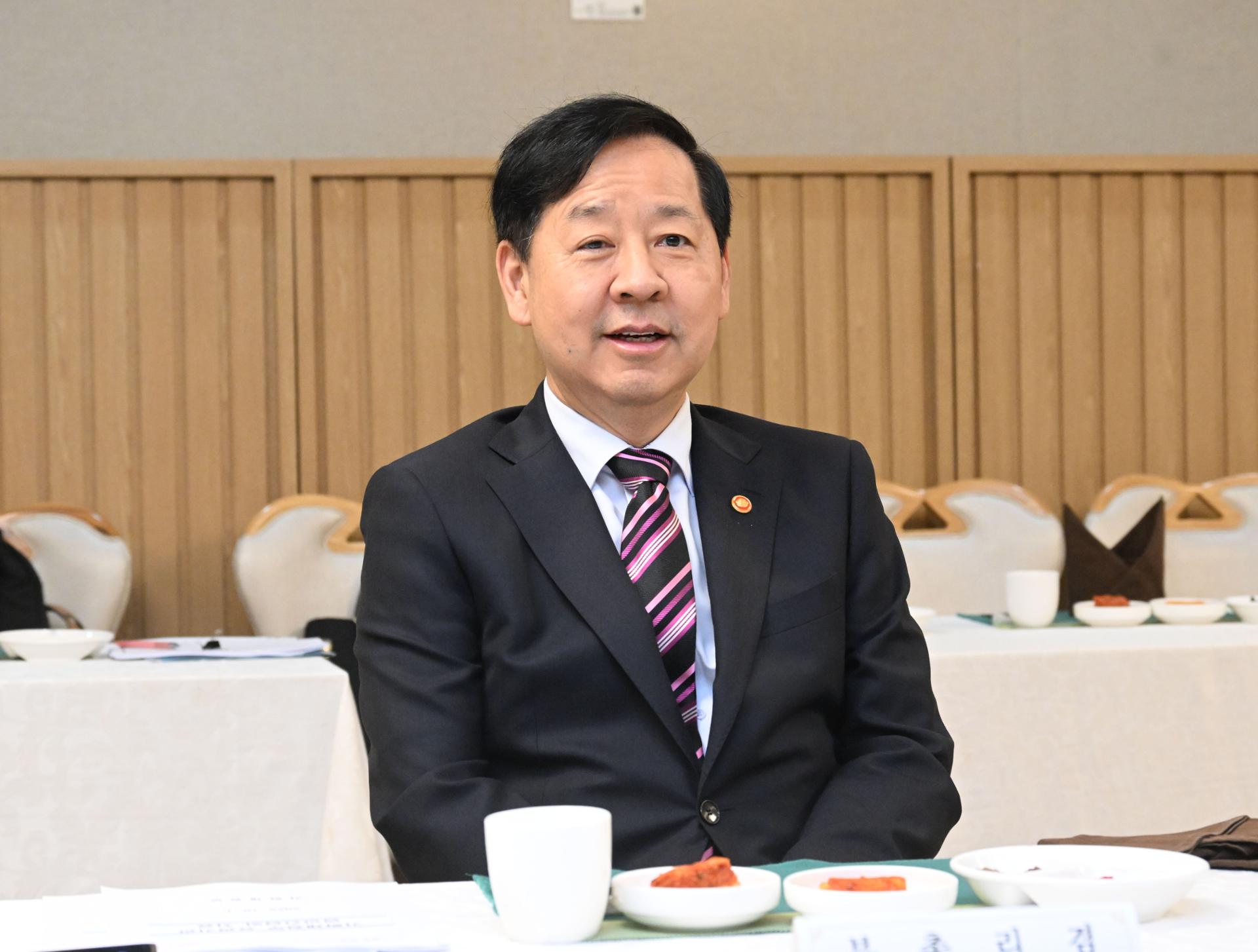 Finance minister calls for faithful implementation of policies by affiliated institutions