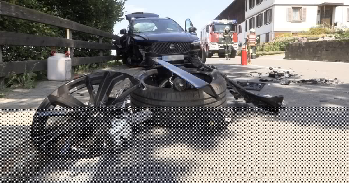 Lenker leicht verletzt - Hörbranz: SUV kracht gegen Mauer