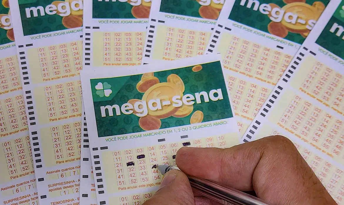 Mega-Sena sorteia prêmio acumulado em R$ 165 milhões neste domingo