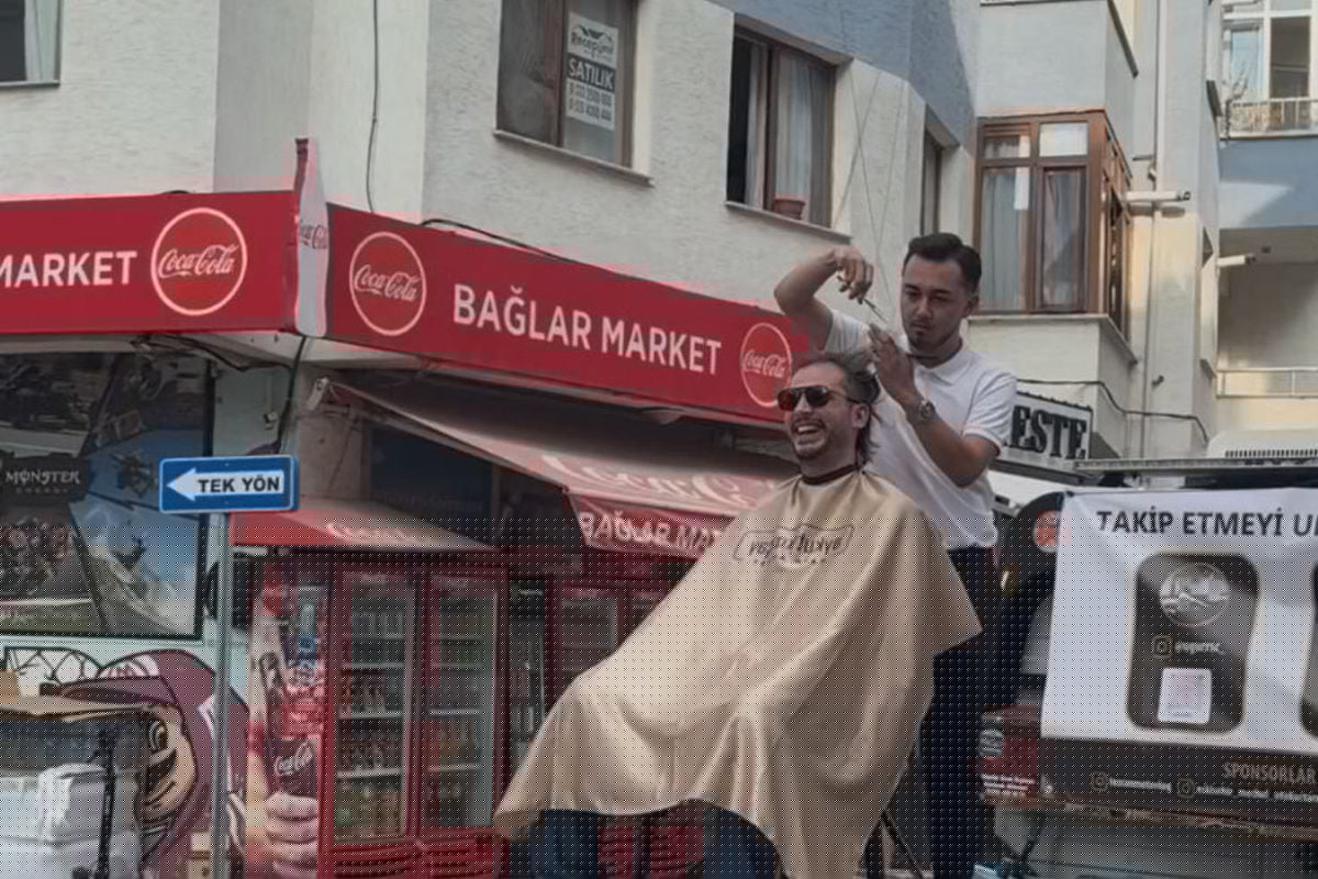 Kuaförden sınırları zorlayan tıraş: Çekici kasasında saç kesimi, hem de hareket halindeyken