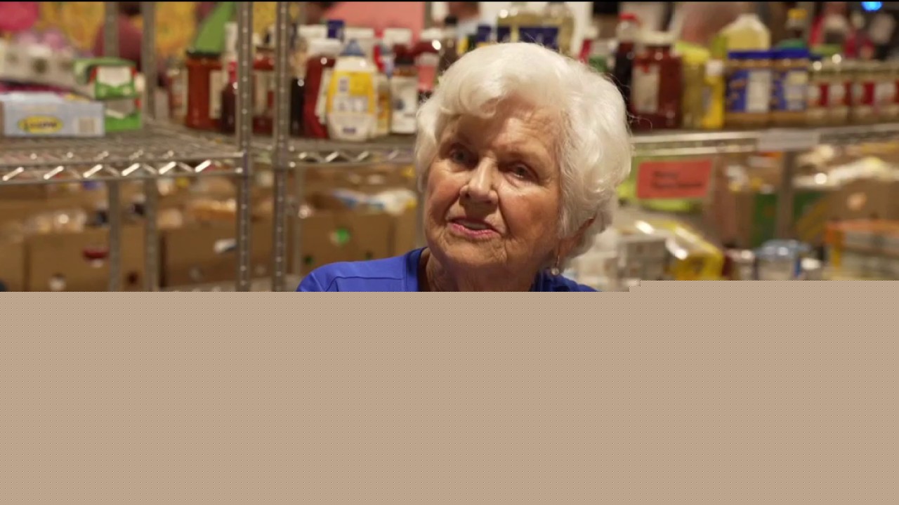 90-year-old volunteer continues packing meals for community