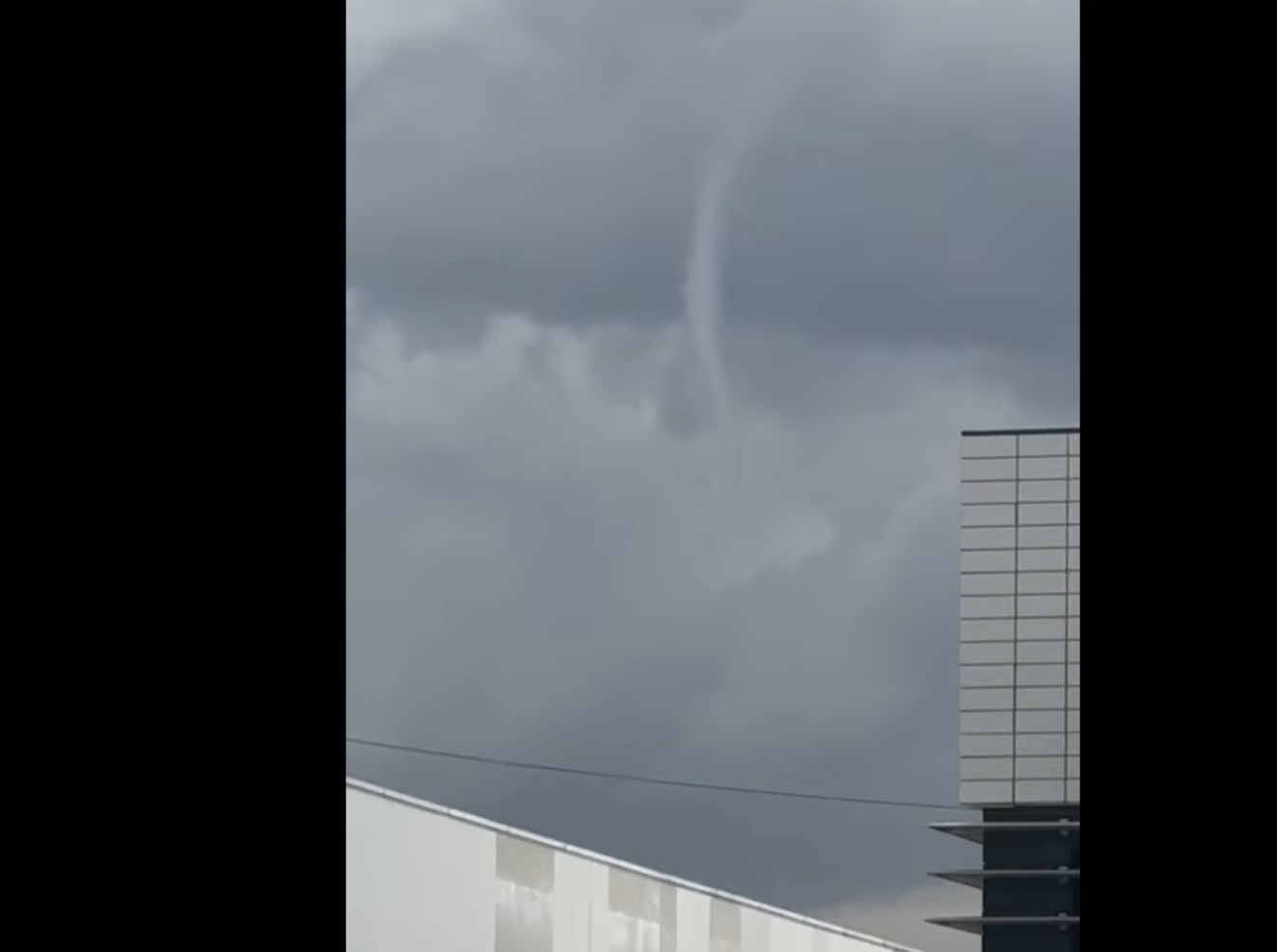 VIDEO Pâlnie de tornadă, surprinsă deasupra Ploieștiului / Fenomenul a fost filmat de mai mulți localnici