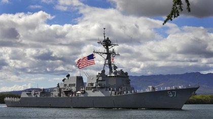 Trump stringe la morsa sull'Iran, dieci navi Usa nell'area