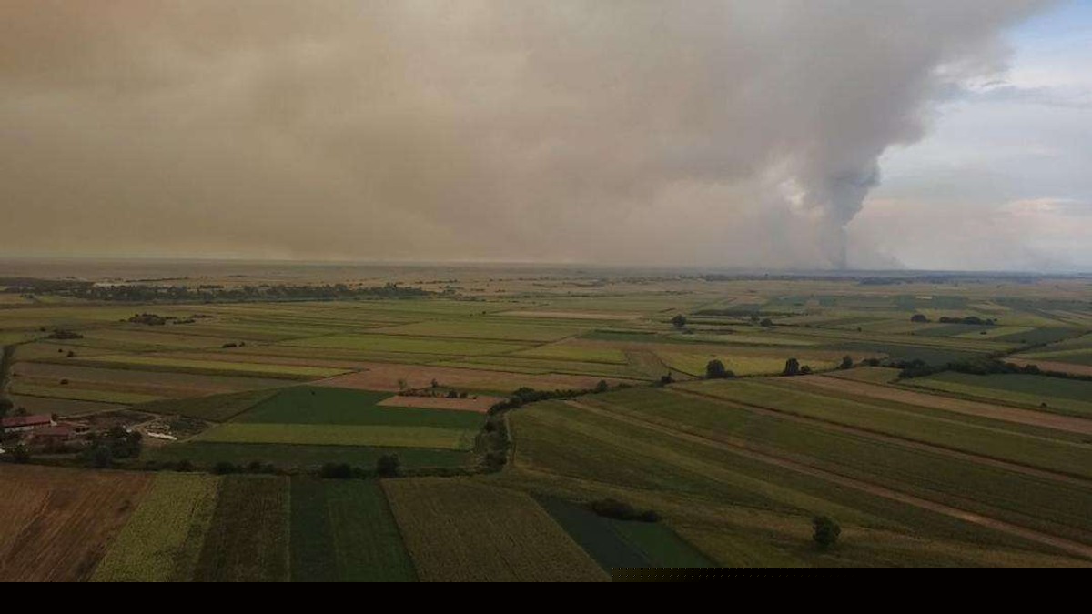 (FOTO, VIDEO) POŽAR U DELIBLATSKOJ PEŠČARI FORMIRAO OLUJNI OBLAK?! Jezivi prizori iz Srbije: Ogromna dimna zavesa vidi se sa SVIH STRANA, diže se vojska: "Dostiže visinu od nekoliko KILOMETARA"