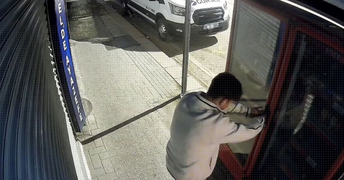 Eskişehir'de Çocuklar Kilitli Meşrubat Dolabını Açmaya Çalıştı