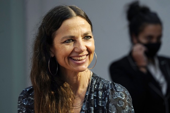 Justine Bateman Has Some Choice Words for Bill Gates About Forcing Digital IDs and We Are Here FOR IT