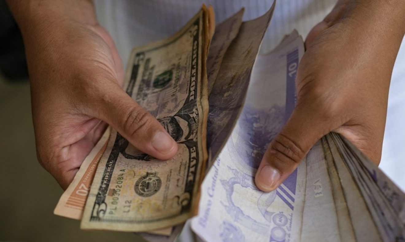 Dólar BCV arrancó octubre con nuevo récord que hundió más al bolívar
