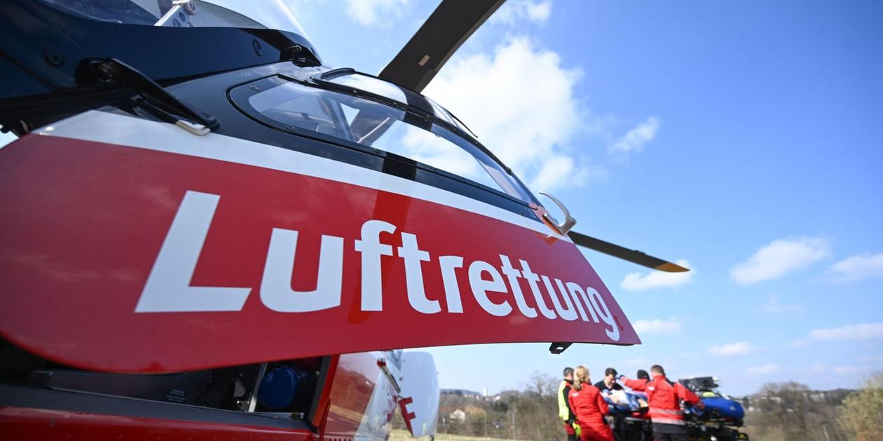 Frontalcrash auf Bundesstraße in Franken: Rettungshubschrauber im Einsatz - auch zwei Kinder an Bord
