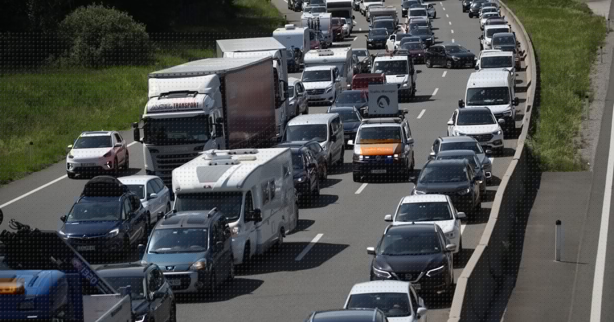 Mit Verkehrssimulator - Staualarm! So weichen Sie den Autoschlangen aus