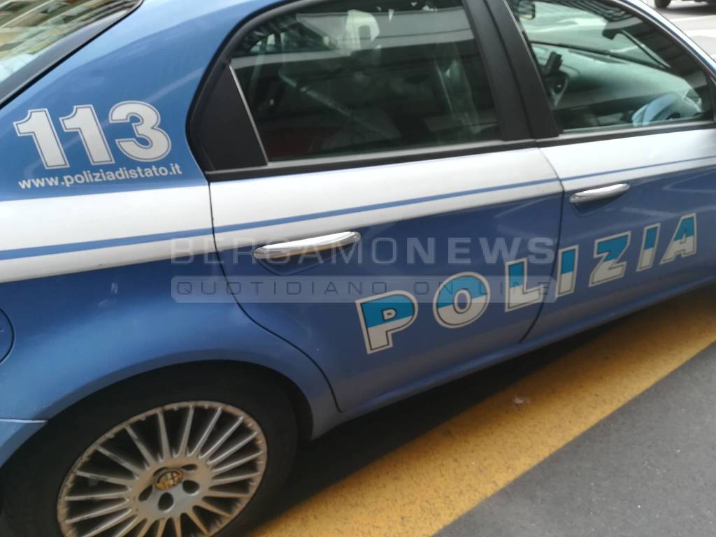 Lite con la madre, poi estrae un coltello in piazzale Alpini: arrestato 27enne
