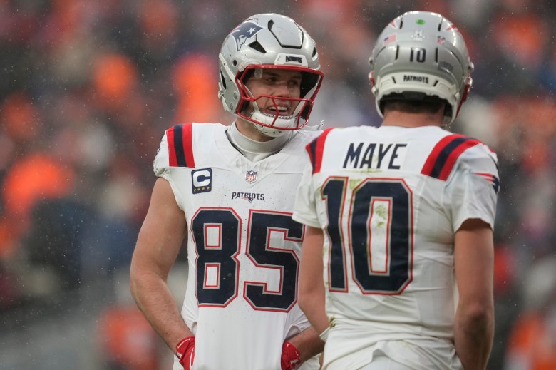Patriots tight end Hunter Henry signs 2-year extension
