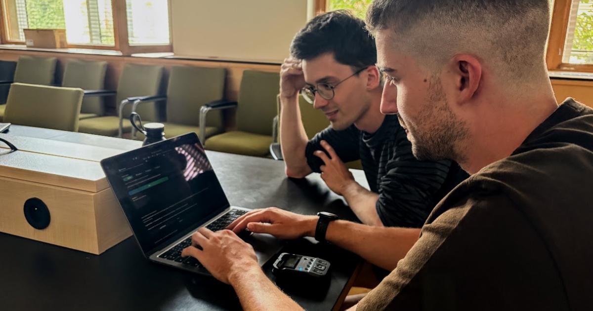 Magazín Experiment: Kdo mluví? Jak AI přepisuje chaotickou konverzaci? A jaké je to hrát si s viry? (audio)