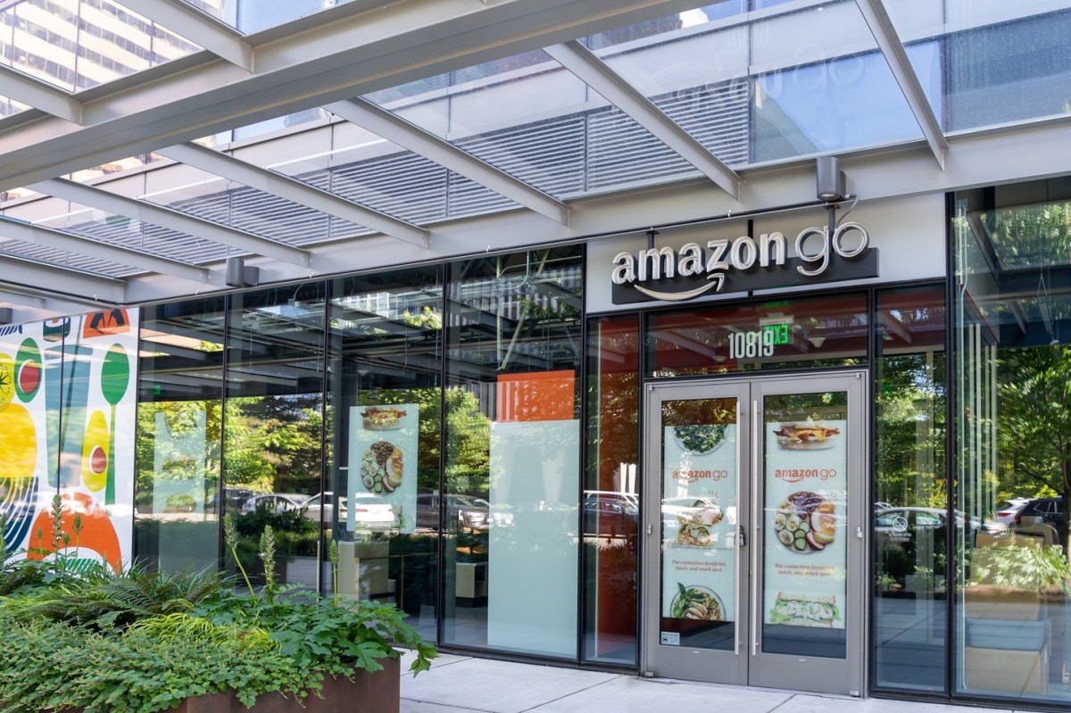 Amazon recorta 16,000 empleos en EE.UU. y cierra tiendas Amazon Go y Fresh: cómo impacta al trabajo, consumo y economía