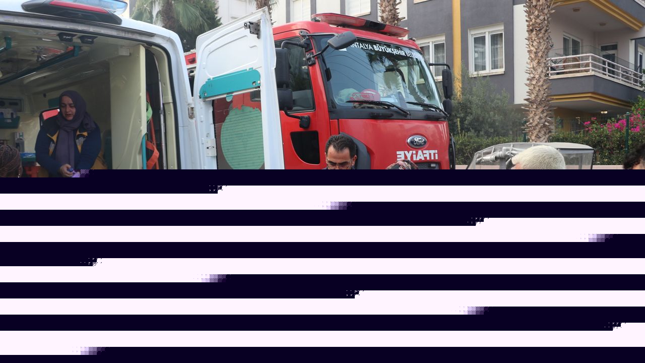 2 daireyi küle çeviren yangında mahsur kalan aile kurtarıldı