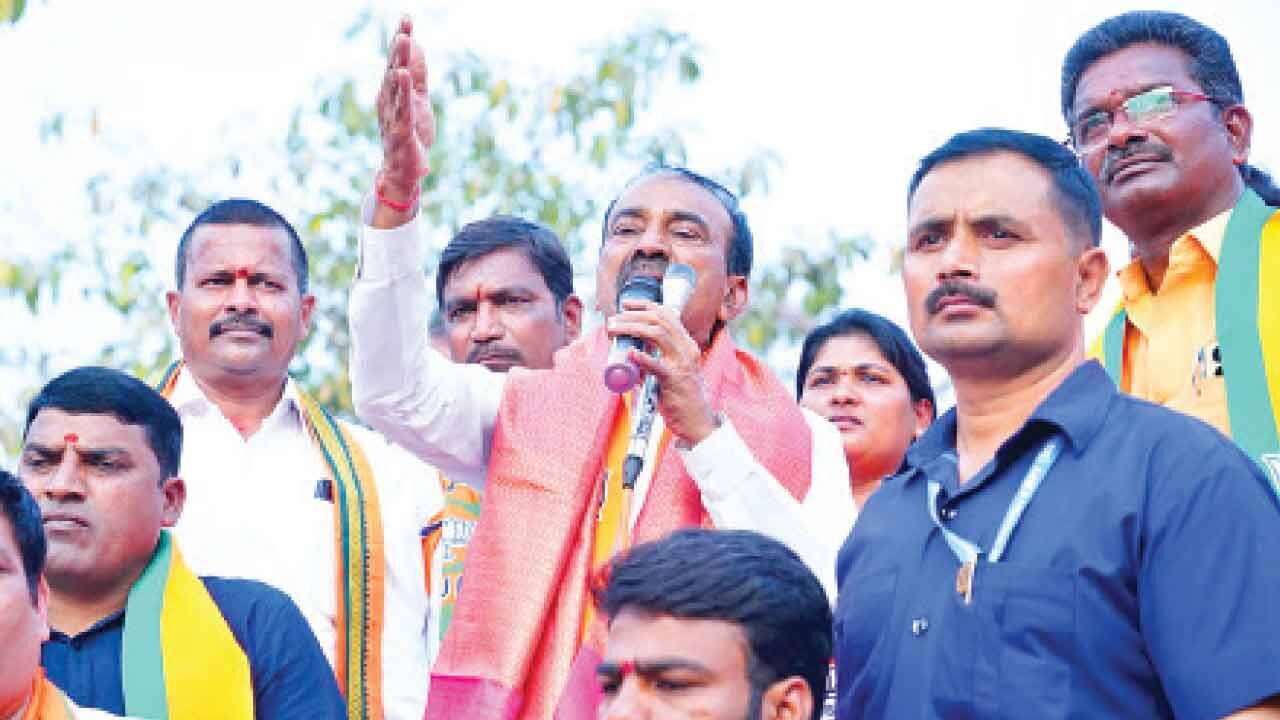 Eatala slams oppn, seeks support for BJP in municipal polls