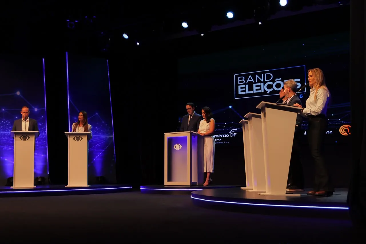 Em primeiro debate, Celina Leão tenta se desvincular do ex-governador Ibaneis Rocha ao ser cobrada sobre crise do BRB