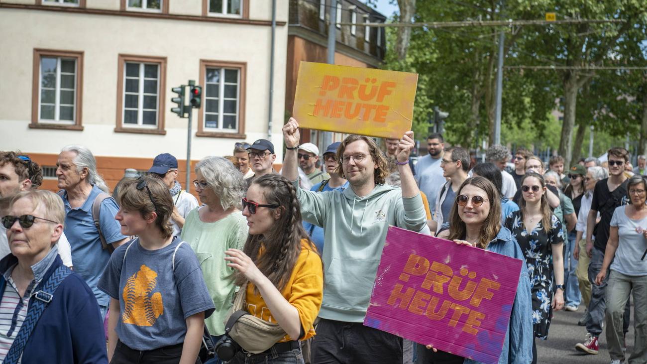 Proteste gegen die AfD: Fast 10.000 Menschen demonstrieren bundesweit für AfD-Verbotsverfahren