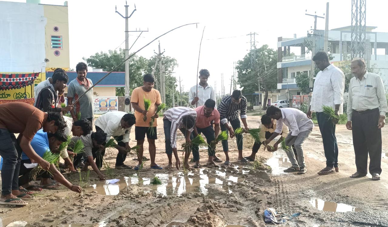 Bad roads, people stage novel protests in Telangana