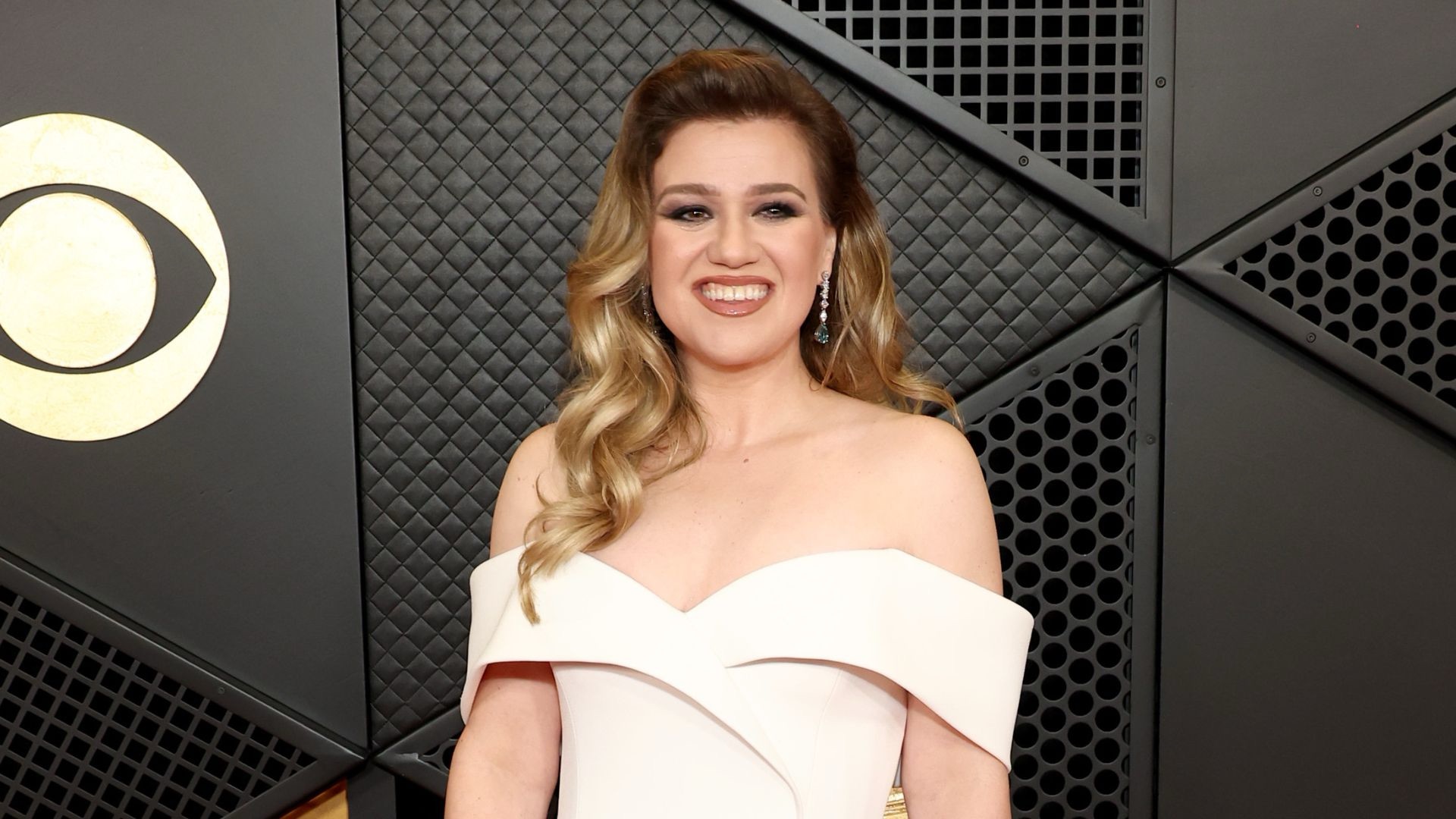 Kelly Clarkson Has Hilarious Reaction to Onstage Wardrobe Mishap: WATCH