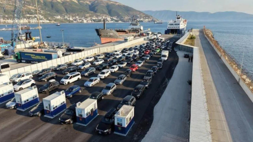 Kulmi i sezonit veror/ Fluks i lartë në Portin e Vlorës, rreth 2700 pasagjerë mbërrijnë nga Brindisi