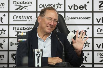 Prestes a ser destituído do comando da SAF do Botafogo, Textor viaja para o Brasil
