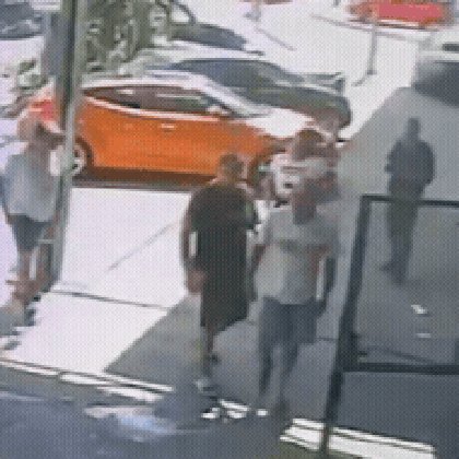 Homem discute com pai, o agride e tenta atropelá-lo; três pessoas ficam feridas, na Argentina