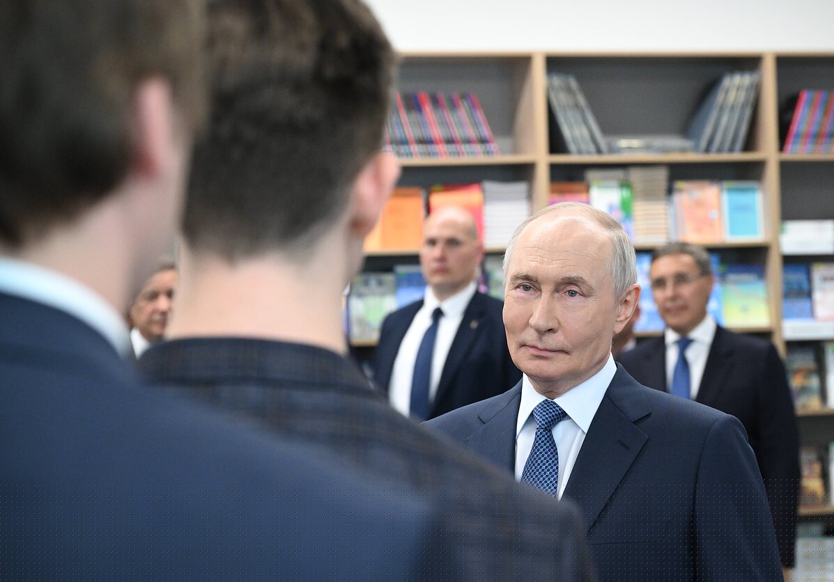 Laukdami Putino, Rusijos miestai kloja naują asfaltą ir mažina benzino kainas