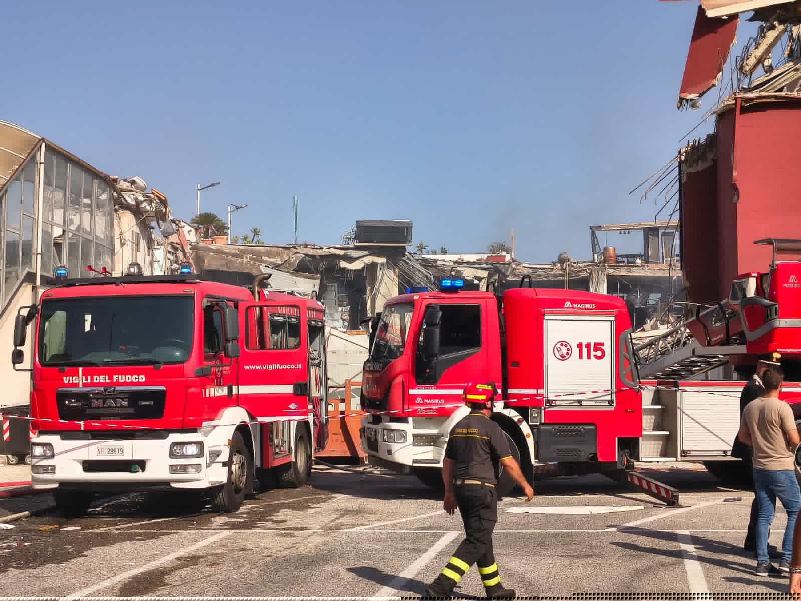 Crolla una palazzina a Messina: cinque feriti gravi, si cercano eventuali dispersi tra le macerie / Video