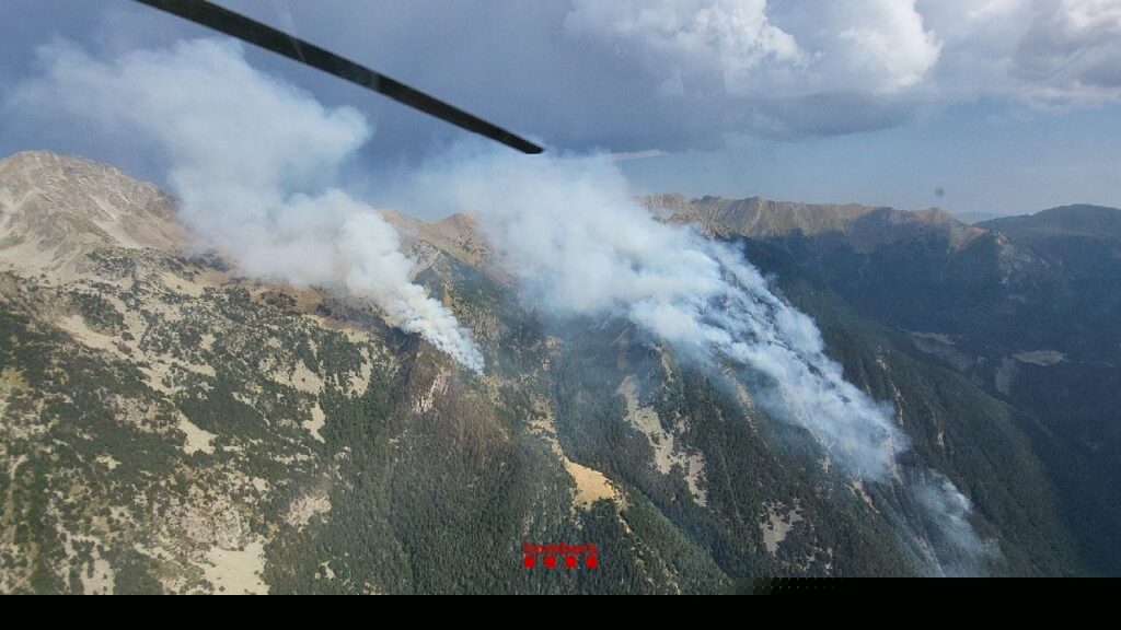 Els vents de tempesta reactiven l’incendi de Senet, que ha cremat 17 hectàrees