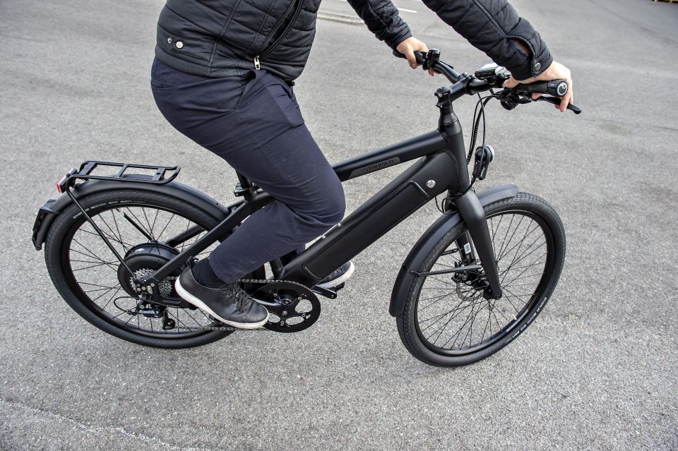Leder: Lad os få ryddet op i det elektriske kaos på cykelstien