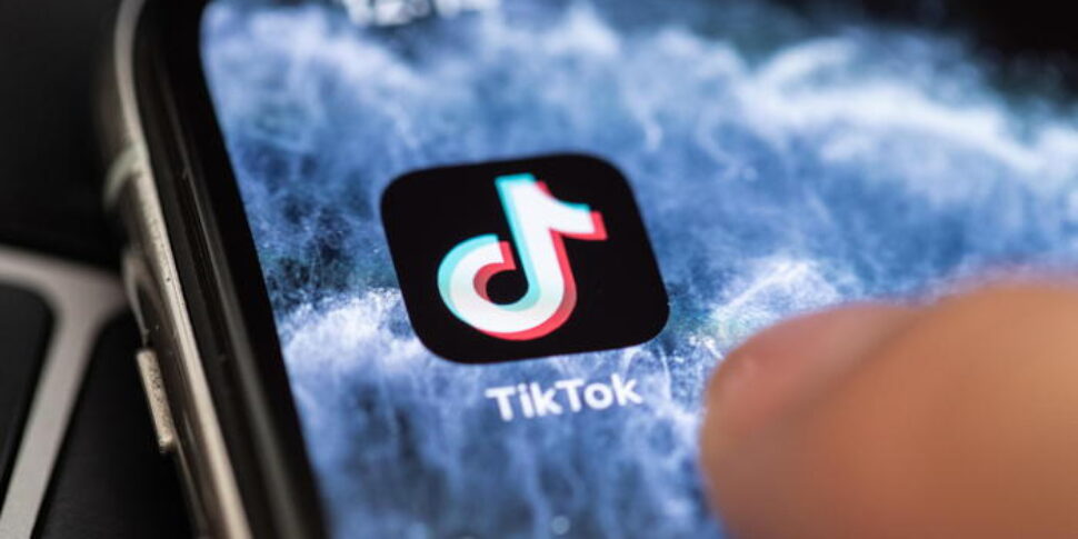 "Vietare i social agli under 14": studio legale fa causa a Meta e Tiktok