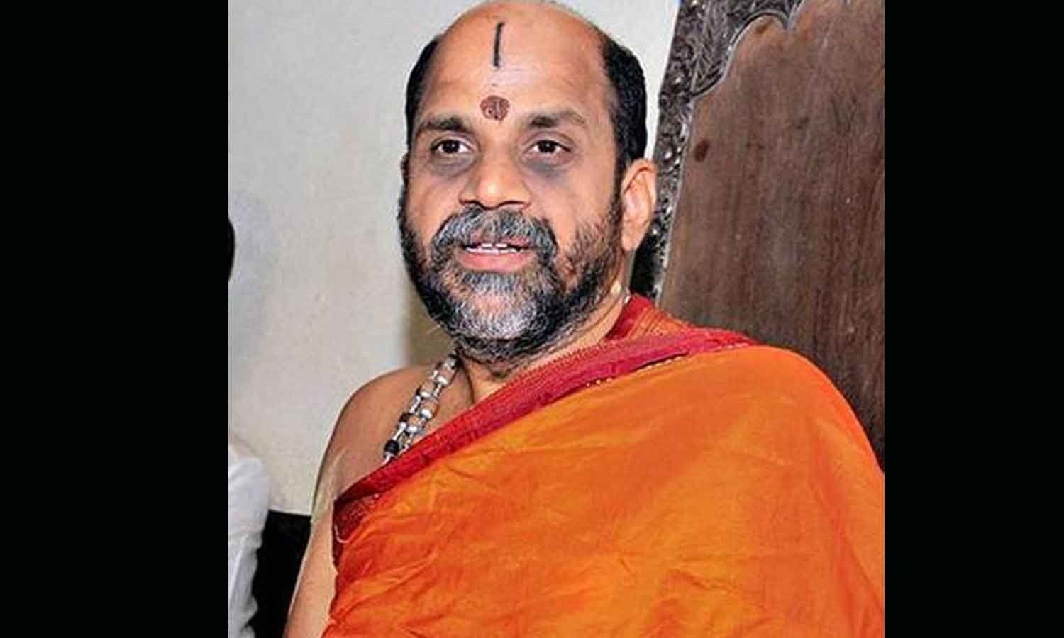 VHP chief seeks blessings of Puttige Seer