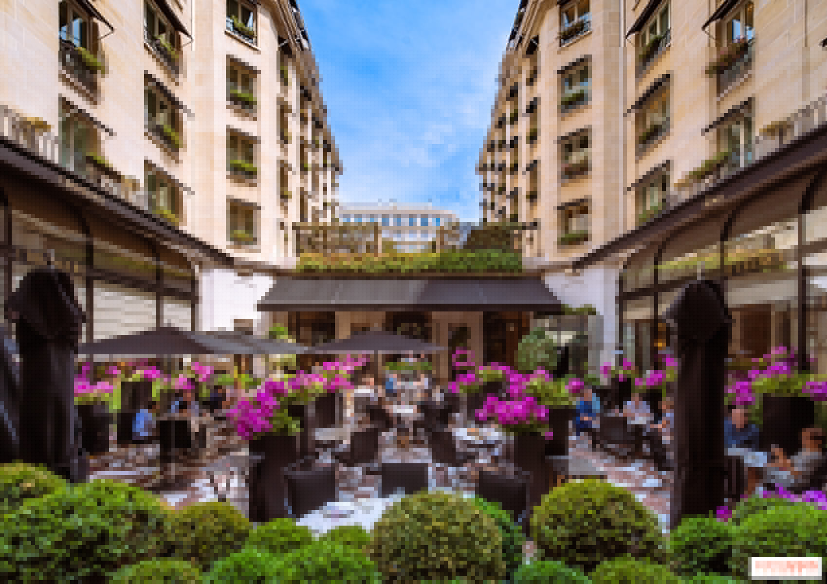 La Terrasse cachée du George V : l'été italien d'un palace parisien