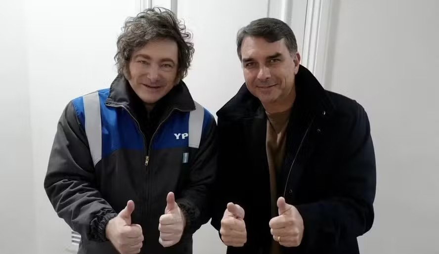 Flávio Bolsonaro posta vídeo com Javier Milei e fala em combater o terrorismo