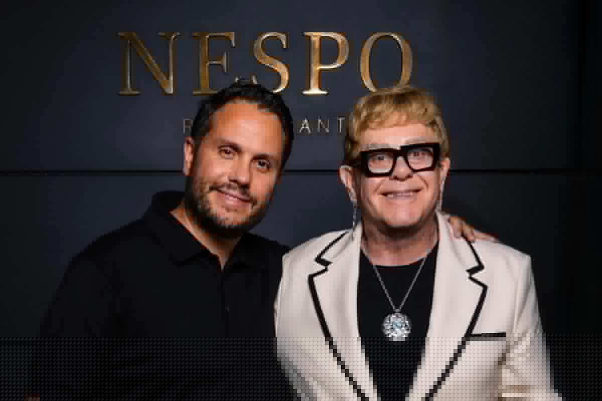 Elton John s’est offert une soirée dans ce célèbre restaurant de Nice (et il a l’air en forme !)