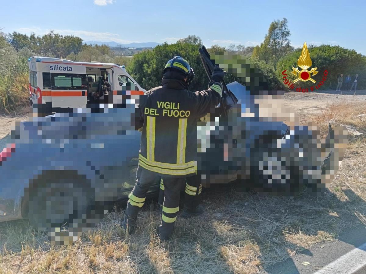 Matera, in 10 su un’auto da sette posti. Quattro morti in un incidente contro un camion