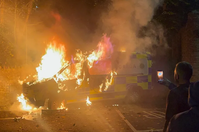 Dibadbaxayaal careysan oo weeraray booliiska dalka Ireland