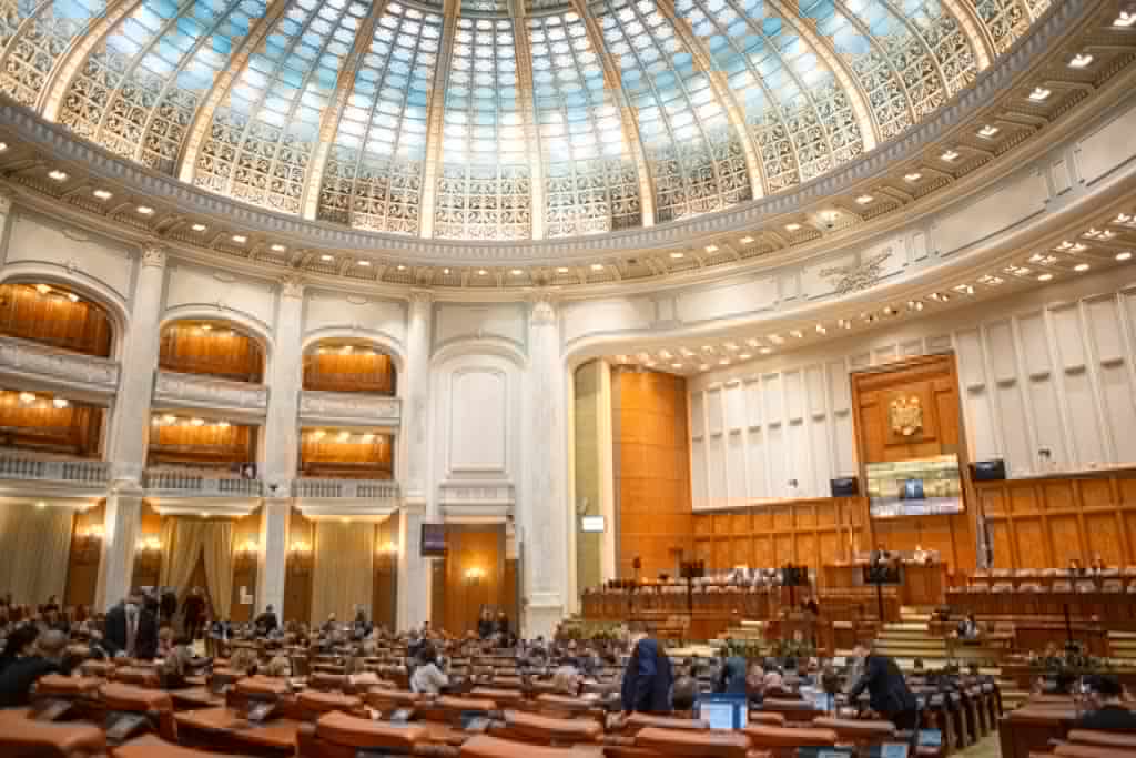 Sesiunea extraordinară – Deputații au votat reglementări ce salvează 4 mld. euro din PNRR. Lista legilor care pleacă la promulgare