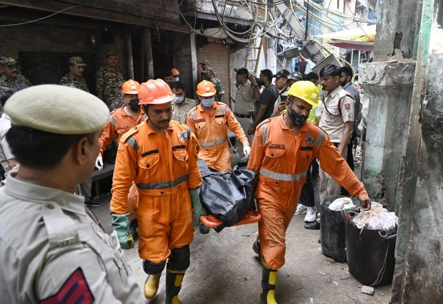 India News | Delhi: Building Collapses in Preet Vihar, Firefighters Present at Scene