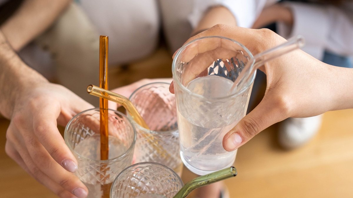 Il boit son café chez lui avec une paille en verre légèrement cassée : un homme de 23 ans perd quatre litres de sang en quelques jours et fait un arrêt cardiaque
