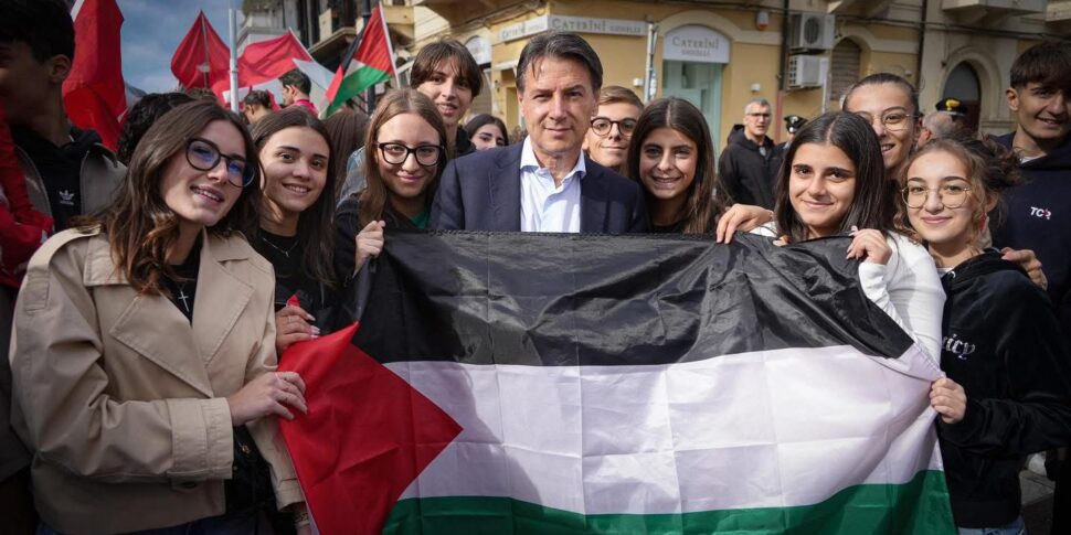 Conte (M5S) in Villa San Giovanni: “Meloni plays dirty. It is the first agitator of the squares”