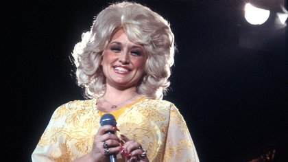 Dolly Parton Blocked From Her First No. 1 Bestseller By America’s Biggest Hit