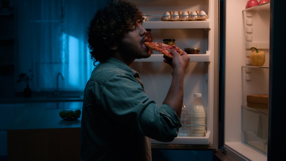 ¿Sientes ansiedad por comer de noche? 5 trucos para controlarla según la ciencia